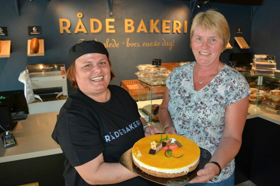 — Jeg er strålende fornøyd, sier Linda Fredriksen i Råde Bakeri om den mye omtalte Facebook-tabben. Fornøyd er også Gerd Wenche Bråthen, som er en av de 170 heldige vinnerne av en ostekake. — Jeg er strålende fornøyd, sier Linda Fredriksen i Råde Bakeri om den mye omtalte Facebook-tabben. Fornøyd er også Gerd Wenche Bråthen, som er en av de 170 heldige vinnerne av en ostekake.