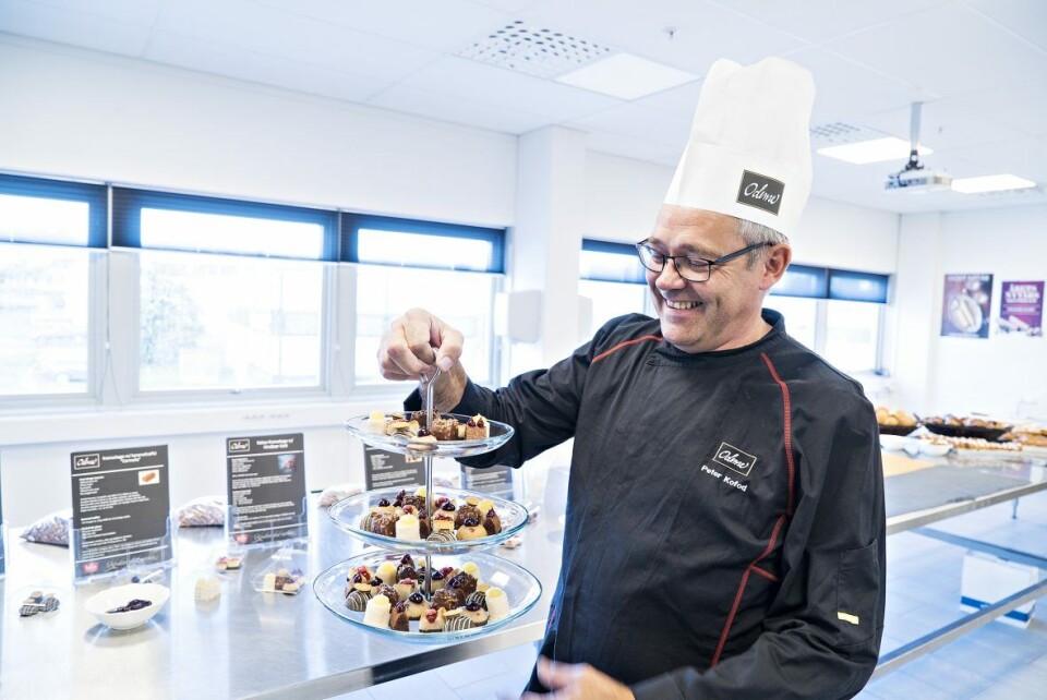 Peter Kofod, Odense, viser frem en nye måte å servere kransekake på. Små, varierte biter i lekker presentasjon.