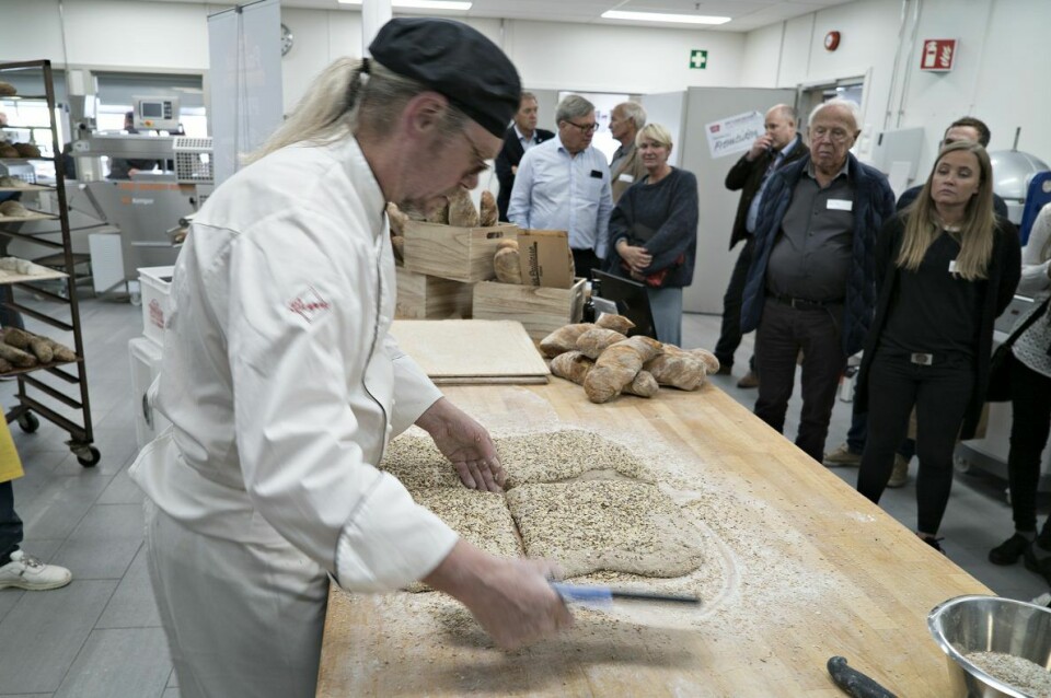 Aage Berge i Lantmännen viser interesserte hvordan man baker ut håndverkskonseptet Pain Paillasse.