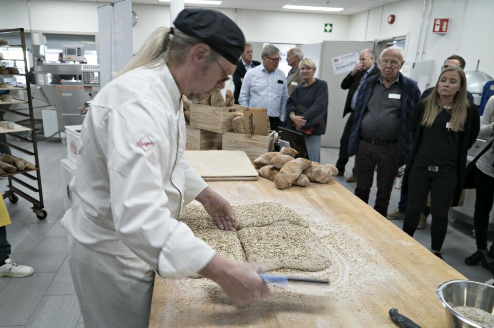Aage Berge i Lantmännen viser interesserte hvordan man baker ut håndverkskonseptet Pain Paillasse. Aage Berge i Lantmännen viser interesserte hvordan man baker ut håndverkskonseptet Pain Paillasse.