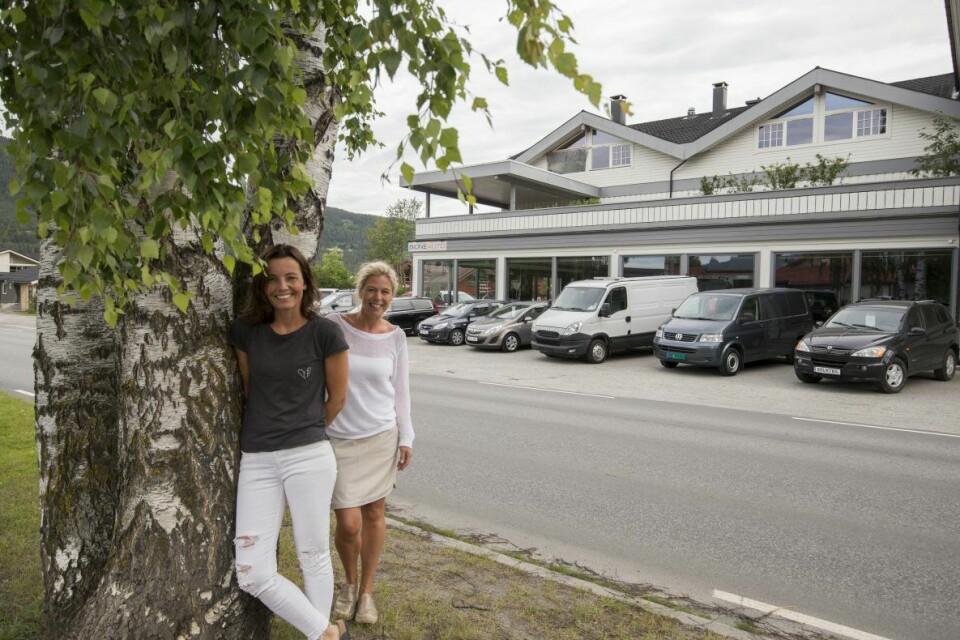 Monica Nässelqvist (t.v) og Mona Gulsvik har planer om et kombinert håndverksbakeri og idéhus for interiør i dette bygget, som ligger i sentrum av Nesbyen og i dag huser en bilforretning.