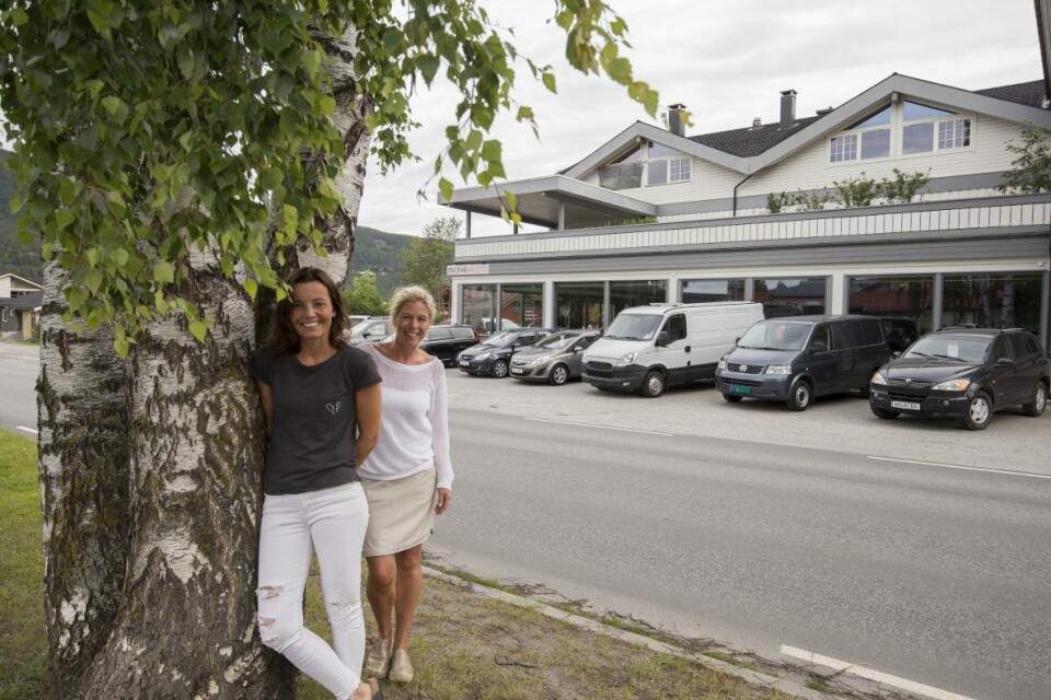 Monica Nässelqvist (t.v) og Mona Gulsvik har planer om et kombinert håndverksbakeri og idéhus for interiør i dette bygget, som ligger i sentrum av Nesbyen og i dag huser en bilforretning. Monica Nässelqvist (t.v) og Mona Gulsvik har planer om et kombinert håndverksbakeri og idéhus for interiør i dette bygget, som ligger i sentrum av Nesbyen og i dag huser en bilforretning.
