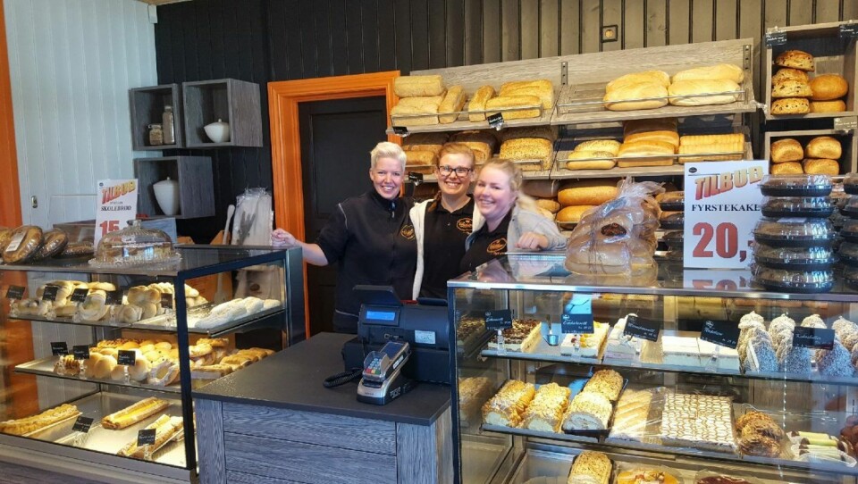 Jentene som jobber i bakeriutsalget i Storveien på Gressvik fra venstre: Karianne, Isolde og Henriette. De har det gøy på jobb og det smitter over på kundene.