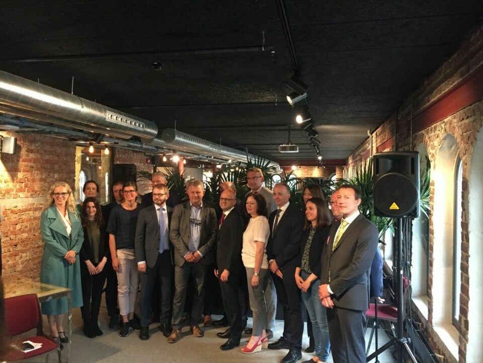 Representanter fra fem departementer og 12 organisasjoner i matbransjen signerte fredag 23. juni en historisk samarbeidsavtale om å halvere matsvinnet i Norge innen 2030.