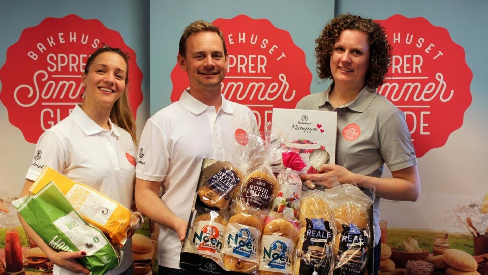 Alle produktene til Bølge2-lansering er samlet i et overordnet sommerkonsept. Produktansvarlige Linn Hermansen (fra venstre), Robert Fjeld og Nan Furu-Bolstad er spent på responsen i markedet. Alle produktene til Bølge2-lansering er samlet i et overordnet sommerkonsept. Produktansvarlige Linn Hermansen (fra venstre), Robert Fjeld og Nan Furu-Bolstad er spent på responsen i markedet.