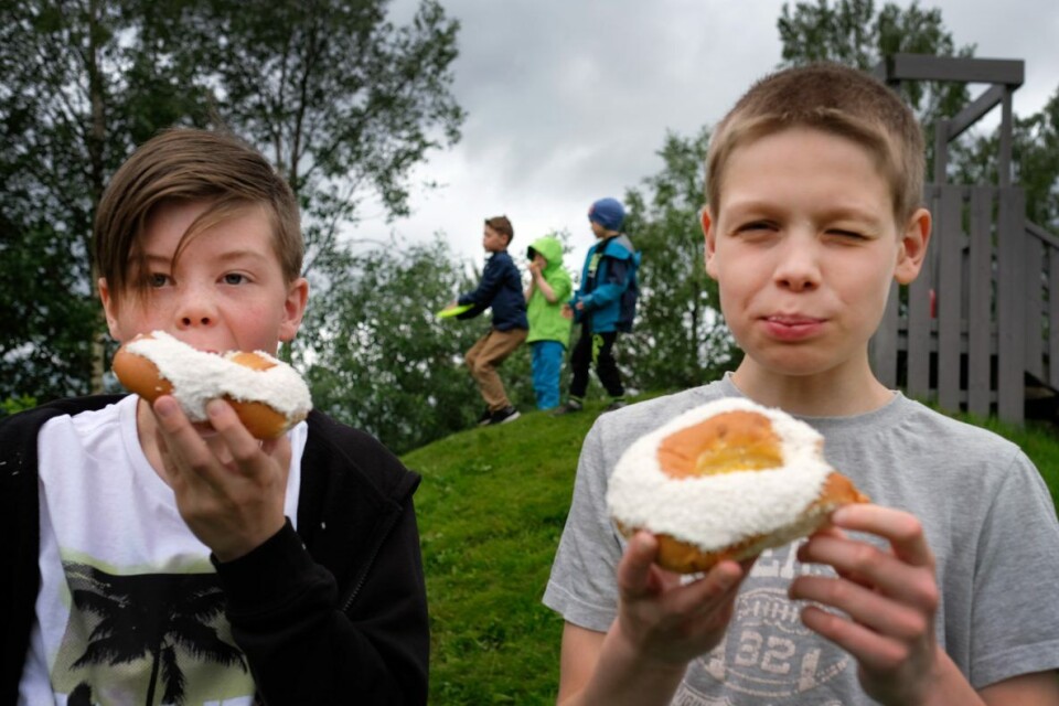 Elevene ved Kjølsdalen Montessoriskule koste seg med skolebrød på sin skoleavslutning 16. juni.