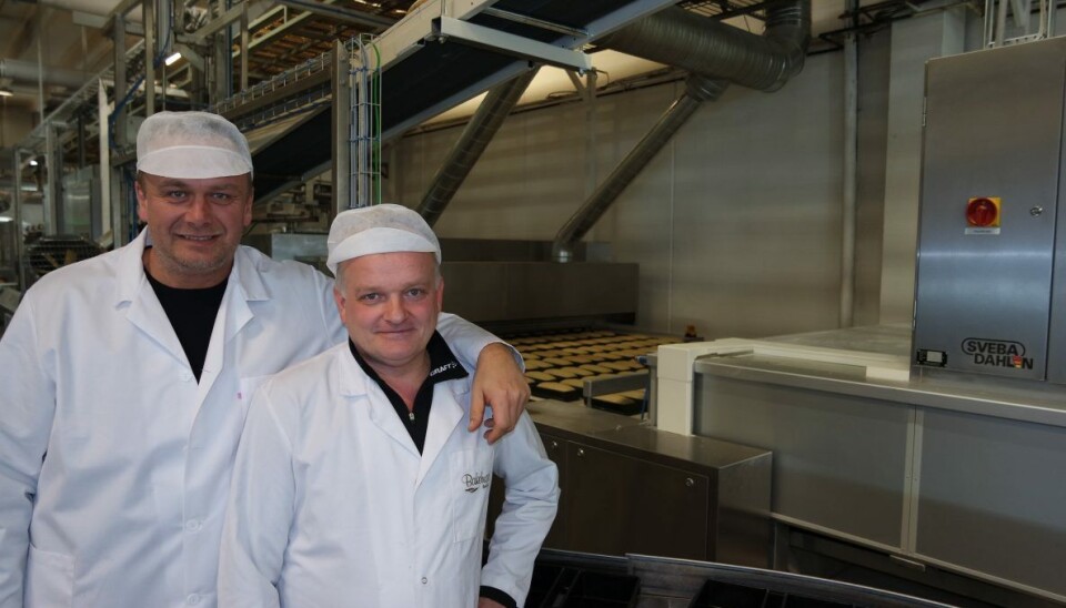 Driftssjef i Bakehuset Nord-Norge, Kjell Vidar Jensen (t.v.) sammen med avdelingsleder Tommy Jensen, foran den tunnelovnen på Finnsnes. (Arkivbilde)