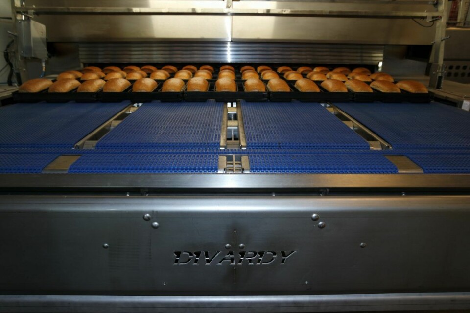 Den nye tunnelovnen kan produsere opptil 1200 brød i timen.