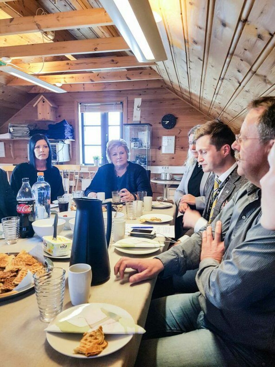 En lydhør statsminister Erna Solberg på mølleloftet hos Stangeland Mølle, hvor hun lærte mer om bedriften og fikk servert havrevafler med egen havre fra mølla.