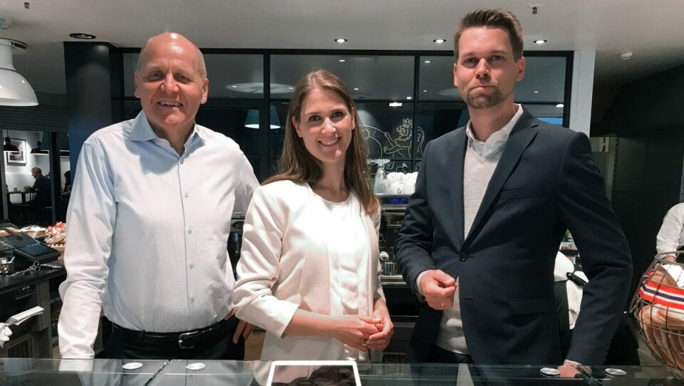 Baker Brun i Bergen er tidlig ute med å digitalisere. Fra venstre konsernsjef i Telenor Sigve Brekke, leder for konditori Torunn Totland Stangervåg og administrerende direktør Ove Bruntveit i Baker Brun.