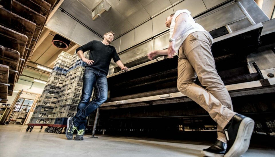 Naustdal Dampbakeri i Førde mister sin avtale med Coop Norge. Daglig leder Martin Berntsen (t.v.) og Ole John Berntsen står nå foran tøffe tak med nedbemanning.