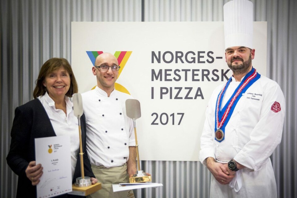 De to Norgesmestrene Bodil Hasselknippe og Elio Corsi sammen med oldermann i Oslo-lauget, Asle Faannessen. De to Norgesmestrene Bodil Hasselknippe og Elio Corsi sammen med oldermann i Oslo-lauget, Asle Faannessen.