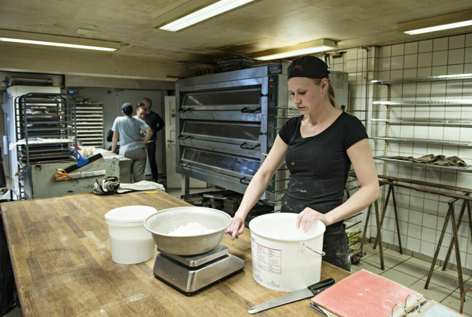 Lill Anett Søgaard veier opp mel til dagens produksjon i bakeriet på Årnes.