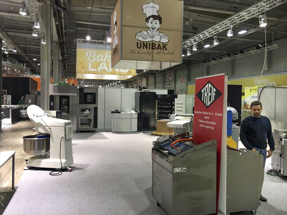 Standen til Unibak er i år nesten tre ganger så stor som standen de hadde på forrige Smak-messe i 2014. Standen til Unibak er i år nesten tre ganger så stor som standen de hadde på forrige Smak-messe i 2014.