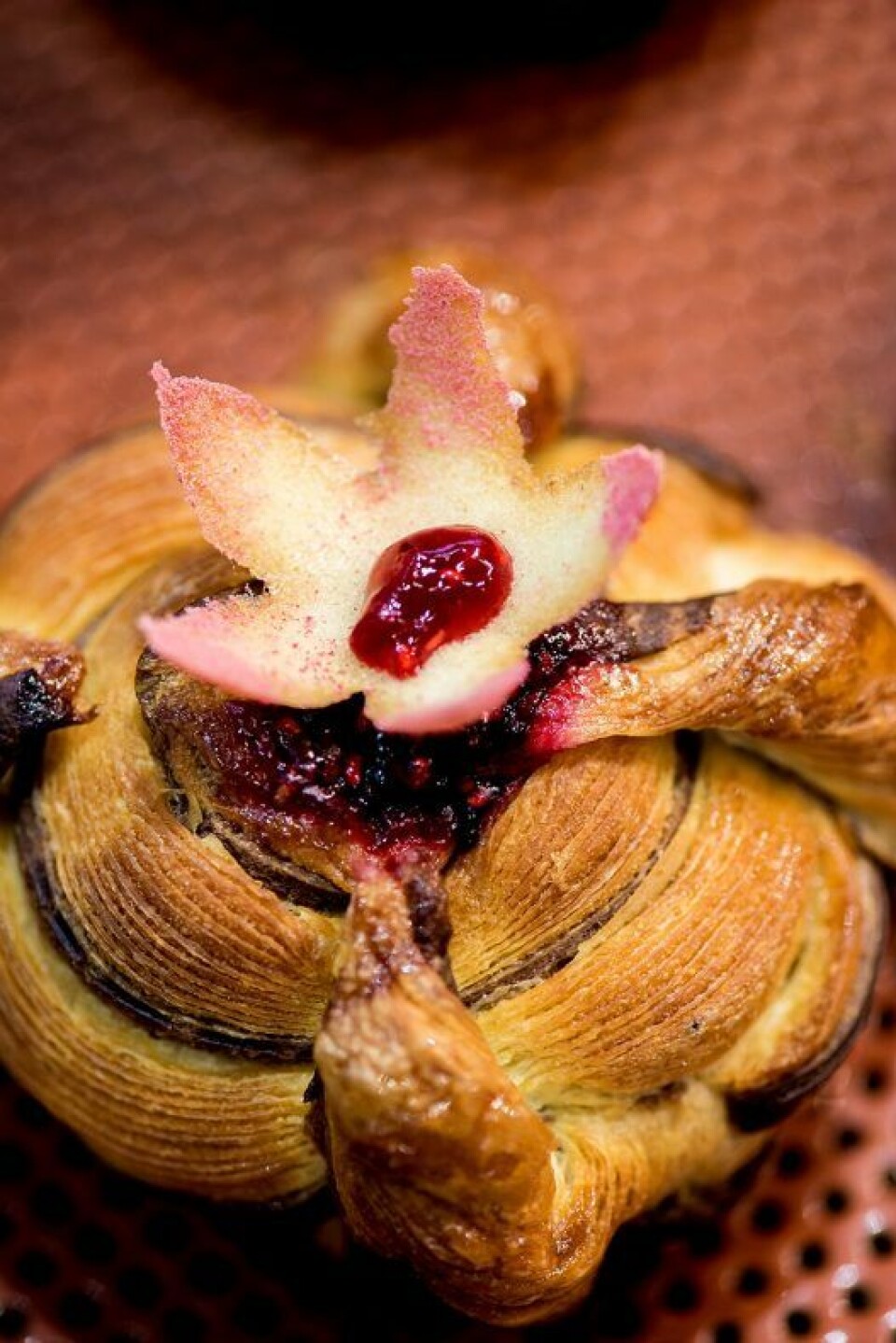 Åtts smørkjevlede bringebær- og sjokoladebrioche var med på å sikre henne seieren i Årets Bagare 2017. Foto: Sveriges bagare & konditorer