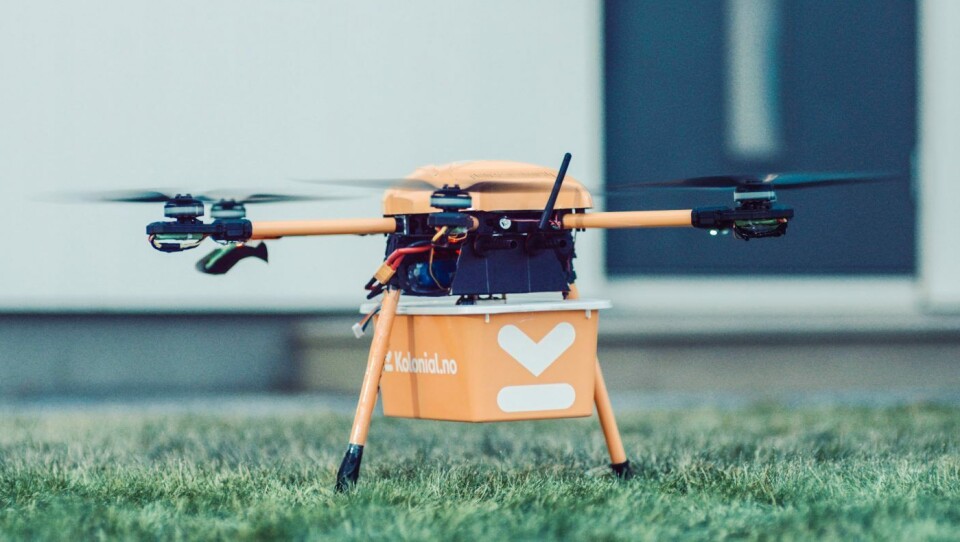 MATTLEVERING MED DRONE: Her er bilder fra Kolonial.nos forsøk med dronelevering. Boksen under inneholder maten.
