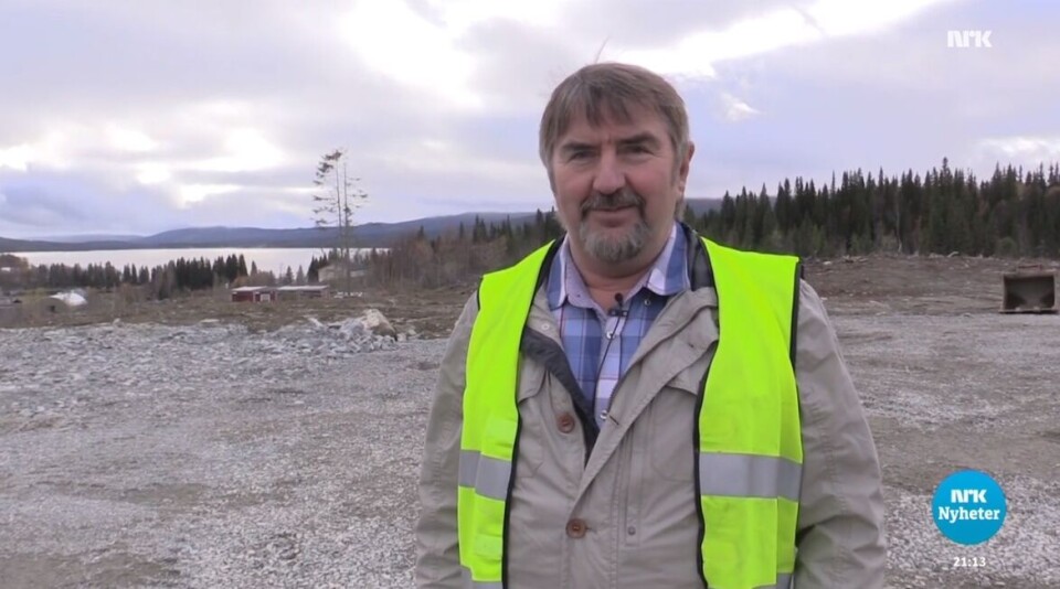 Skjermbilde fra NRK nyheter - John Helge Inderdal på byggeplassen, med nær beliggenhet og utsikt til Lierne bakeris gamle lokaler.