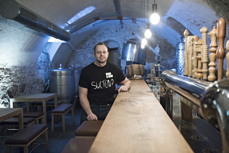 Tommy Gjersøe driver også Halden Mikrobryggeri i bygningen hvor Brød og Vann holder til. Tommy Gjersøe driver også Halden Mikrobryggeri i bygningen hvor Brød og Vann holder til.