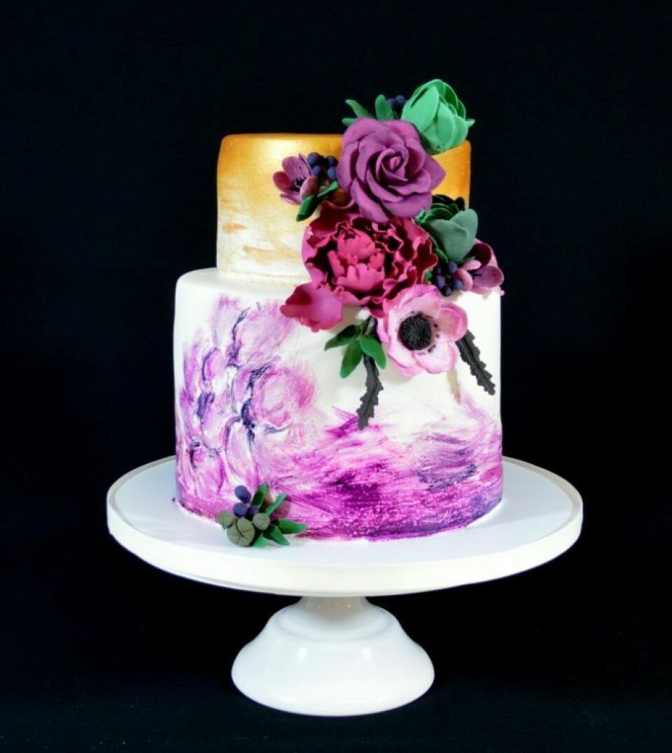 Kake som lerret: Her har Kate Kippersund funnet frem penselen og malt kaken med konditorfarge.