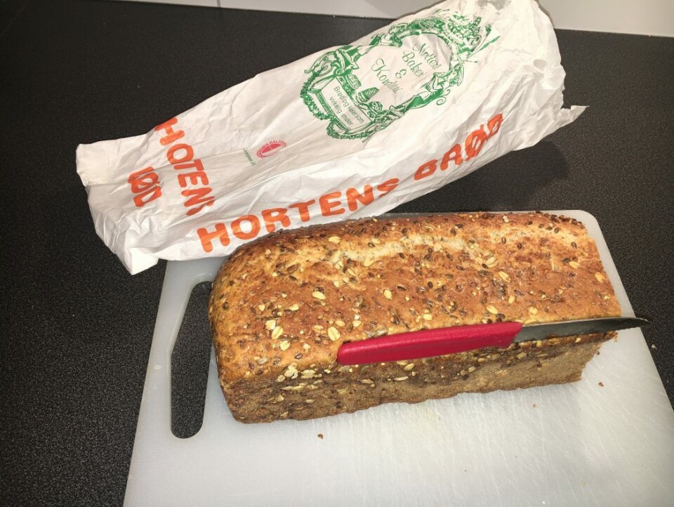 Slik lå kniven innbakt på undersiden av brødet. Slik lå kniven innbakt på undersiden av brødet.