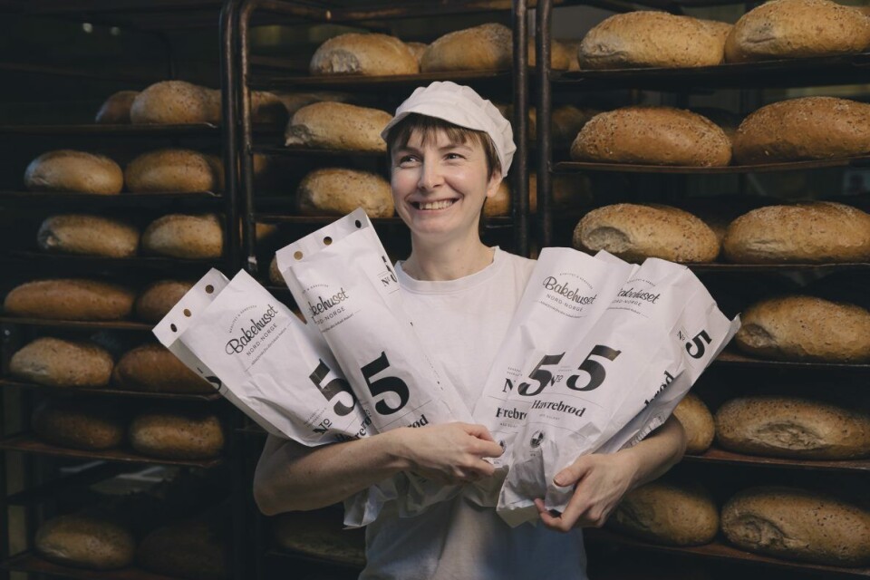 Michelle Bolton i Bakehuset Nord-Norge med noen av de nye brødposene i basis-serien.