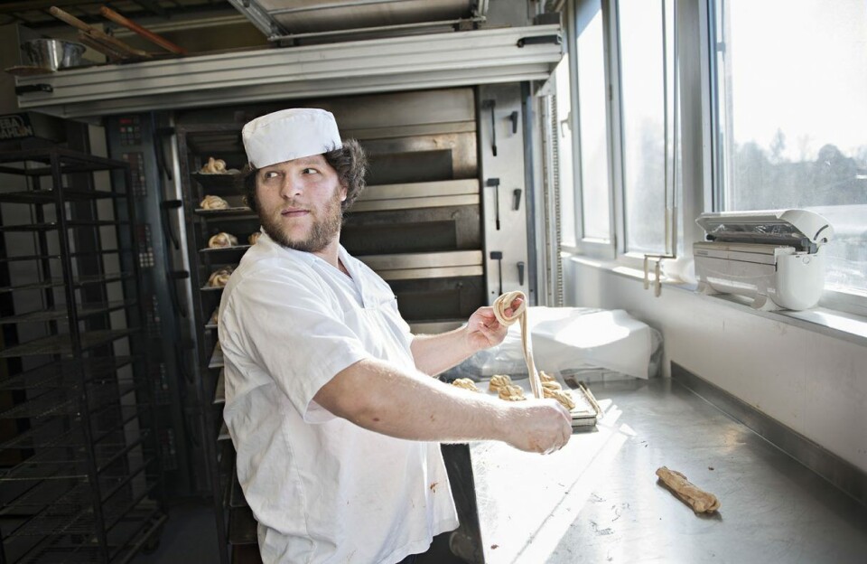 Enti Arapi, baker på Nords nye bakeri som åpnet i begynnelsen av 2017. Bakeriet har vokst til tross for færre utsalg som skal serves. Enti Arapi, baker på Nords nye bakeri som åpnet i begynnelsen av 2017. Bakeriet har vokst til tross for færre utsalg som skal serves.