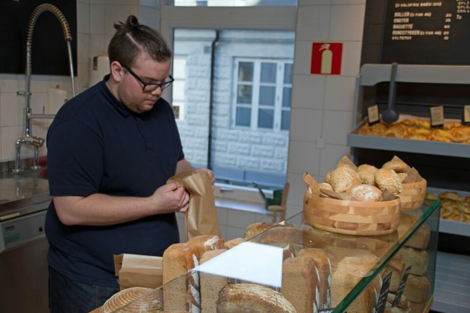 Bak disken hjelper Kim André Kjelsås blide kunder.