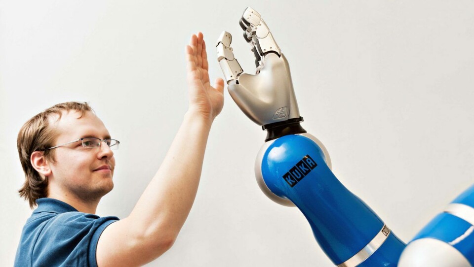 Når menneske og robot skal arbeide sammen, må roboten tilpasse farten og rytmen – av hensyn til sikkerheten. Når menneske og robot skal arbeide sammen, må roboten tilpasse farten og rytmen – av hensyn til sikkerheten.