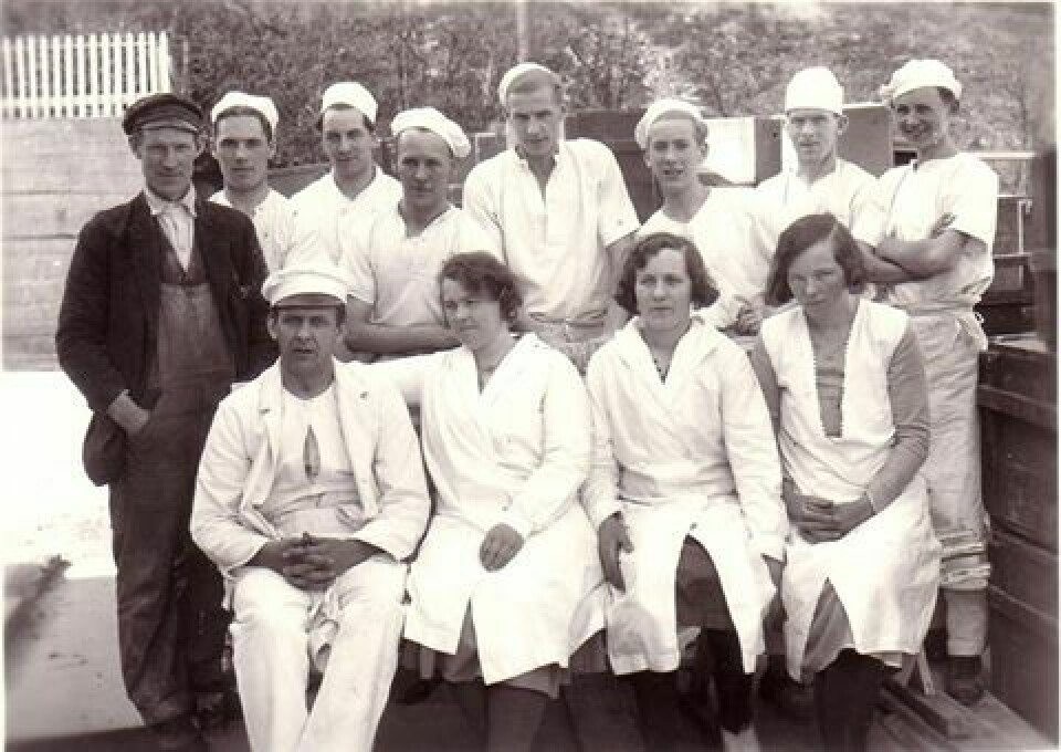 Historisk bilde av ansatte ved Leirvik Dampbakeri.