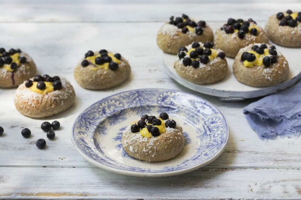 Sunnere skolebrød som bakes med sammalt hvete og fylles med litt vaniljekrem og mye blåbær.