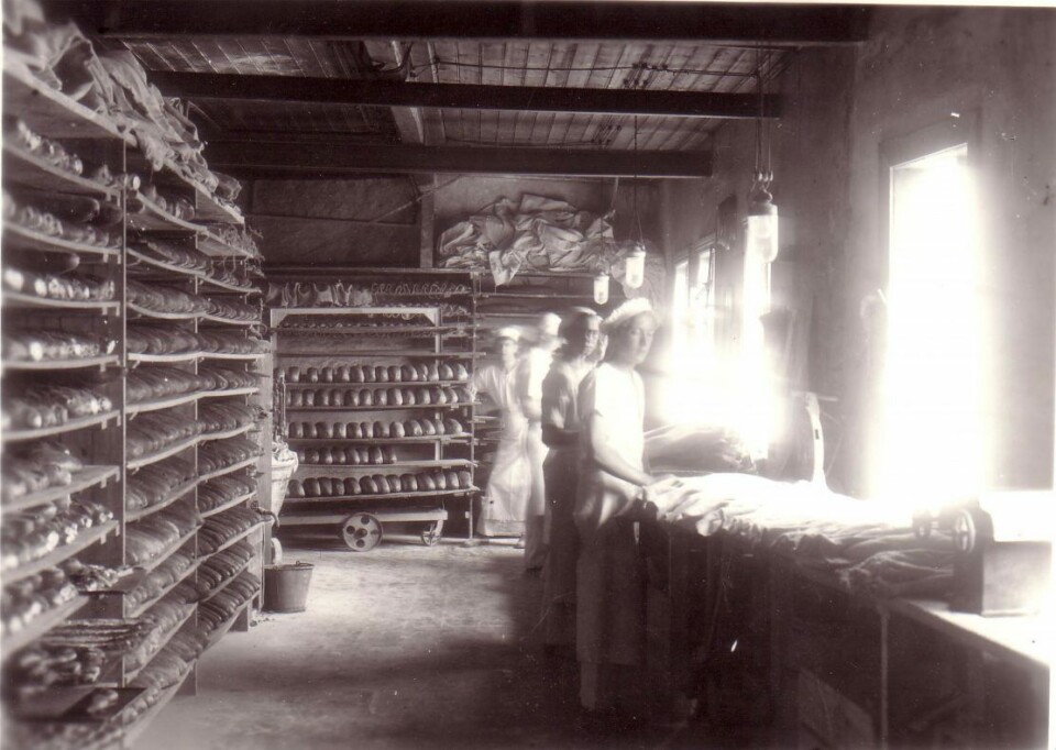 Leirvik Dampbakeri & Konditori har levert brød og bakervarer til folket på Stord siden 1924. Leirvik Dampbakeri & Konditori har levert brød og bakervarer til folket på Stord siden 1924.