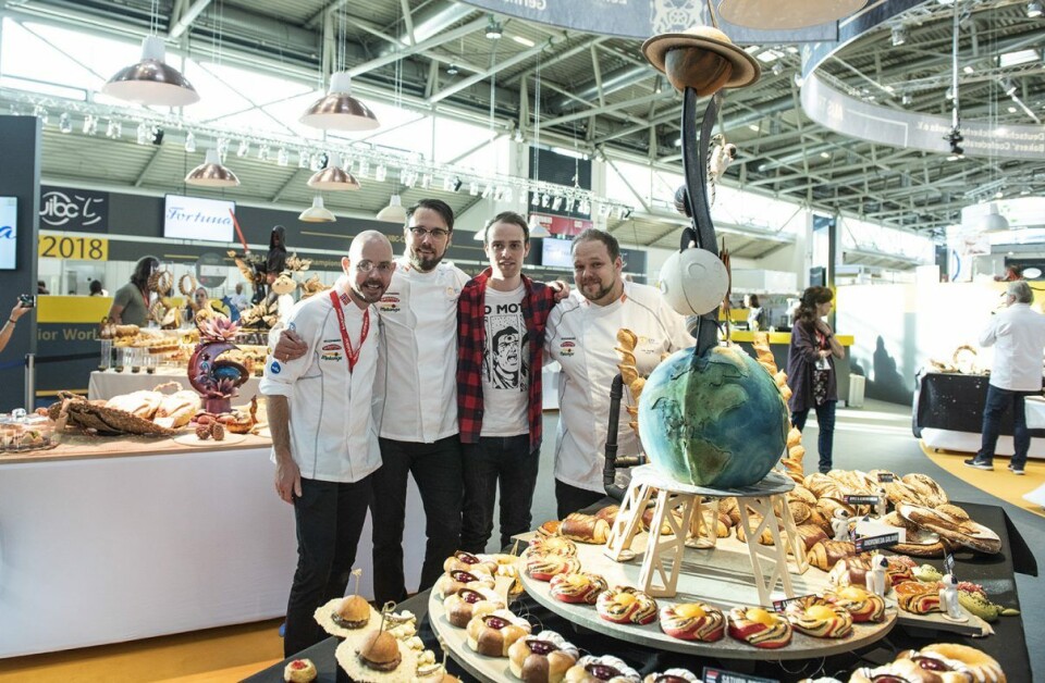 Hele laget: André Løvaas, Erlend Løken Volden, Nikolai Meling og Ivar Bakke foran produktbordet til Norge. Hele laget: André Løvaas, Erlend Løken Volden, Nikolai Meling og Ivar Bakke foran produktbordet til Norge.