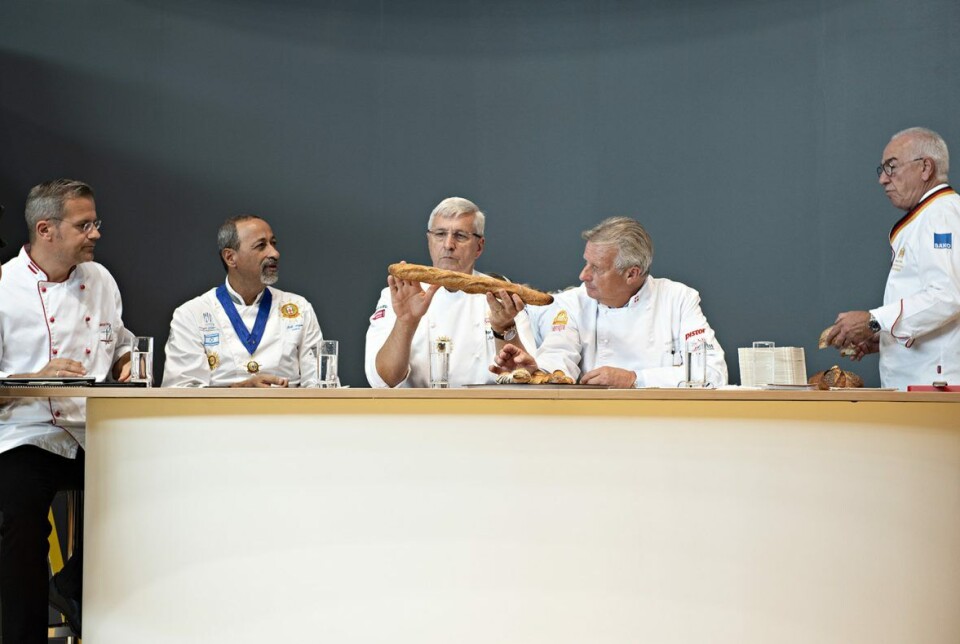 Dommerne i iba UIBC cup vurderer Nikolais baguette. Han var selv misfornøyd, men dommerne synes den var bra.