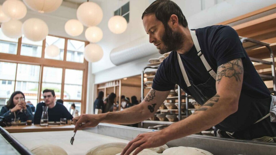Chad Robertson, som driver Tartine Bakery, er veldig opptatt av kreativitet. Han er alltid på jakt etter nye oppskrifter, ingredienser eller ideer. Chad Robertson, som driver Tartine Bakery, er veldig opptatt av kreativitet. Han er alltid på jakt etter nye oppskrifter, ingredienser eller ideer.