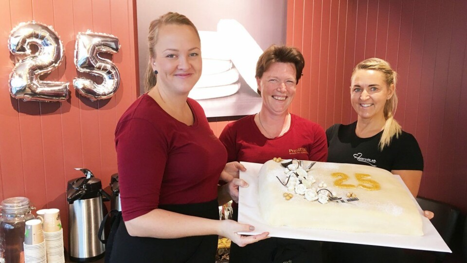 Presteruds-gjengen stilte med minst to slike kaker for å markere 25-årsjubileet. Fra venstre Siw Mikkelsen, Nina Stålesen-Netland og daglig leder og eier Ann Britt Årli. Presteruds-gjengen stilte med minst to slike kaker for å markere 25-årsjubileet. Fra venstre Siw Mikkelsen, Nina Stålesen-Netland og daglig leder og eier Ann Britt Årli.