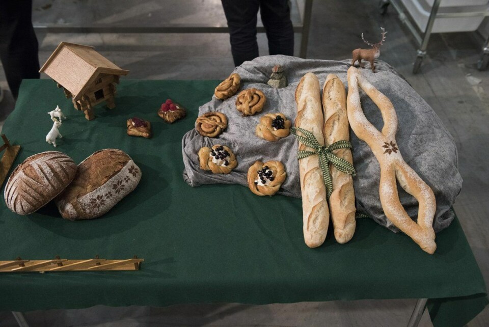 Utstillingen til Caroline Hetland Åsen med brød, wienerbrød, småbakst og baguetter.