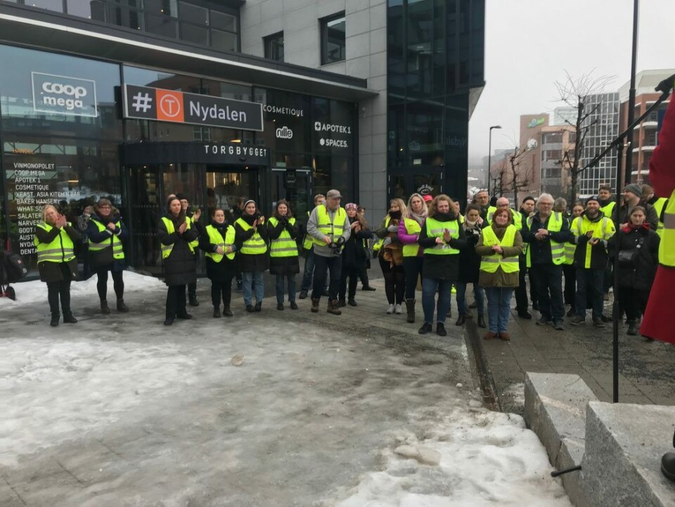 Representanter fra flere ulike fagforeninger deltok på en støttemarkering for de streikende ved Godt Brød i Nydalen fredag ettermiddag.