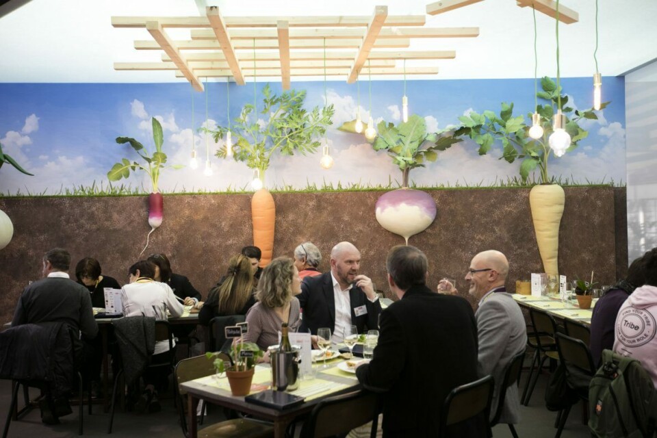 Fremtidens forbrukere vil vite nøyaktig hvor maten de spiser kommer ifra. Derfor er denne pop up-restauranten på Sirha 2019 plassert midt i en grønnsaksåker. Fremtidens forbrukere vil vite nøyaktig hvor maten de spiser kommer ifra. Derfor er denne pop up-restauranten på Sirha 2019 plassert midt i en grønnsaksåker.