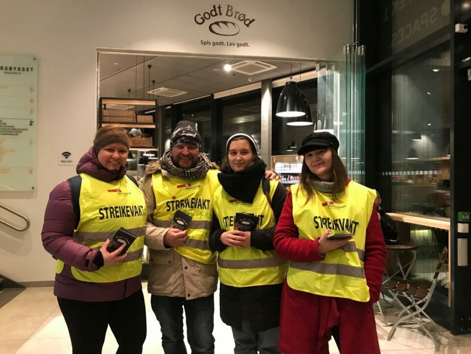Streikevakter: Merethe Solberg (f.v.), Svein Frode Pettersbakken, Mirjam Kirchhofer og Camilla Nettum. Streikevakter: Merethe Solberg (f.v.), Svein Frode Pettersbakken, Mirjam Kirchhofer og Camilla Nettum.
