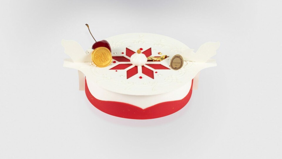 Bûche de Nöel-kake formet som en tine og dekorert med selburose-mønster.