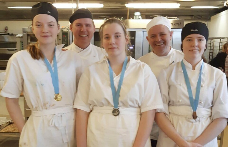 Konditorene på pallen. Fra venstre: 1.plass – Lina Henriksen, Sørumsand, 2.plass – Maren Kristiansen, Sørumsand, 3.plass – Marte Nielsen, Nannestad. Bak står dommerne Knut Hammeren og Håkon Augestad. Konditorene på pallen. Fra venstre: 1.plass – Lina Henriksen, Sørumsand, 2.plass – Maren Kristiansen, Sørumsand, 3.plass – Marte Nielsen, Nannestad. Bak står dommerne Knut Hammeren og Håkon Augestad.