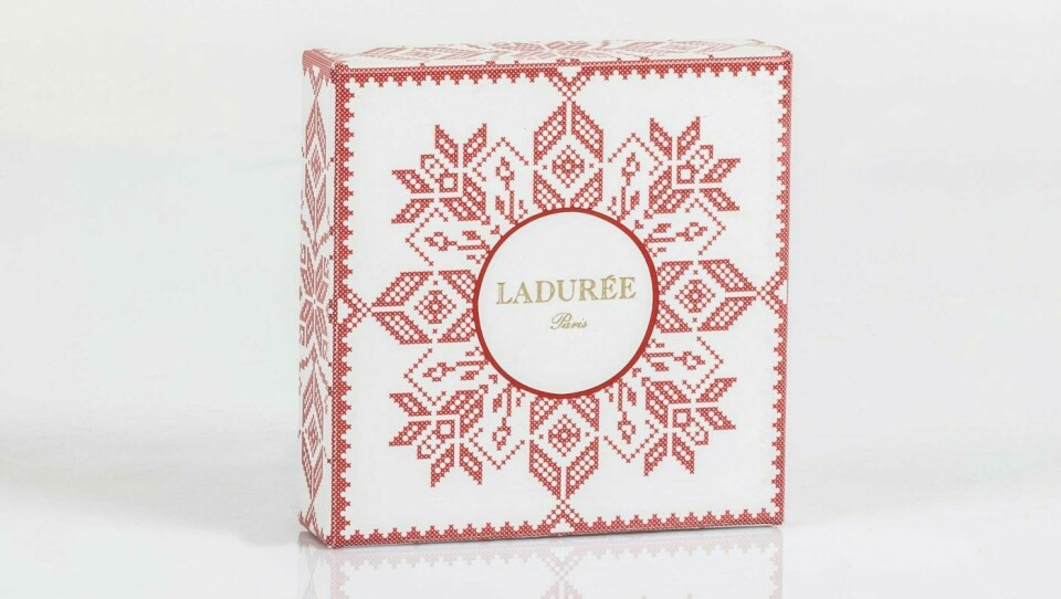 Selburose-mønseret går igjen på den vakre emballasjen som er designet av Claudia Ravnbo.