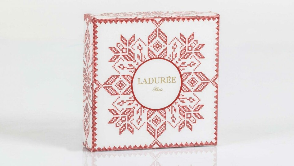 Selburose-mønseret går igjen på den vakre emballasjen som er designet av Claudia Ravnbo. Selburose-mønseret går igjen på den vakre emballasjen som er designet av Claudia Ravnbo.