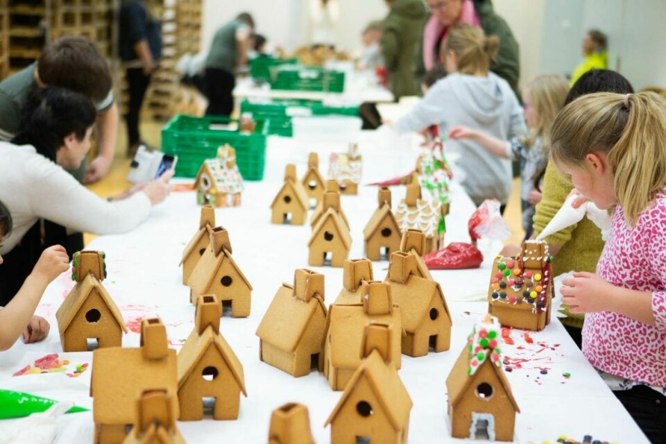 De siste ukene har Bodø Bakeri hatt besøk av mange barn som har hjulpet til å pynte hus til årets pepperkakeby.