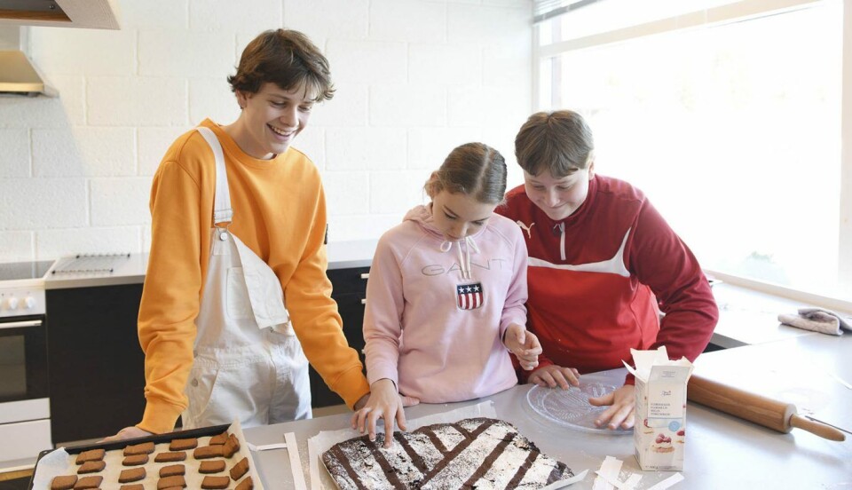 Cedrik Vangsal (14), Victoria Nilsen (14) og Sondre Wulff (14) inspiserer brownien de har laget på skolekjøkkenet.