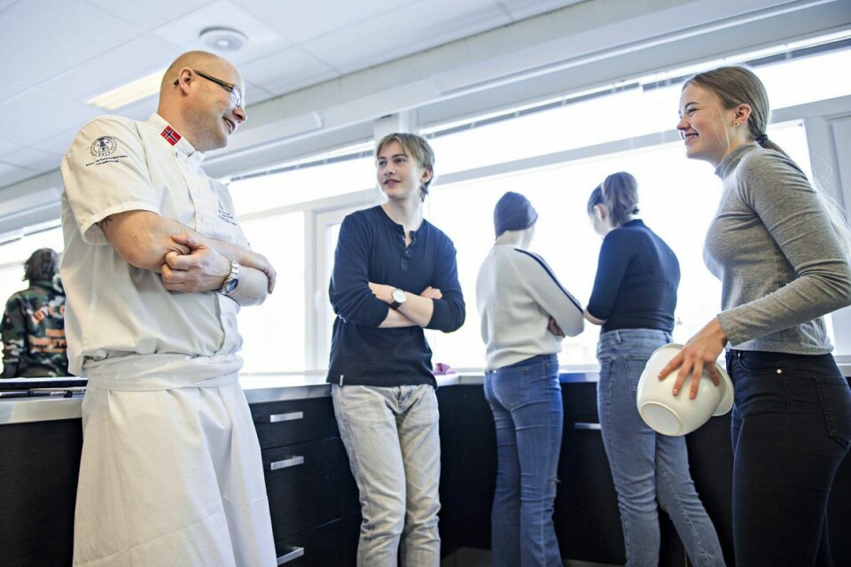 Kjetil Dale Aas besøkte Mjær ungdomsskole i Ytre Enebakk med konseptet «Vi baker og smaker». Her snakker han med Falk Asp (14) og Dina Emilie Kongevold (14).