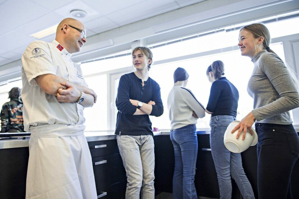Kjetil Dale Aas besøkte Mjær ungdomsskole i Ytre Enebakk med konseptet «Vi baker og smaker». Her snakker han med Falk Asp (14) og Dina Emilie Kongevold (14). Kjetil Dale Aas besøkte Mjær ungdomsskole i Ytre Enebakk med konseptet «Vi baker og smaker». Her snakker han med Falk Asp (14) og Dina Emilie Kongevold (14).