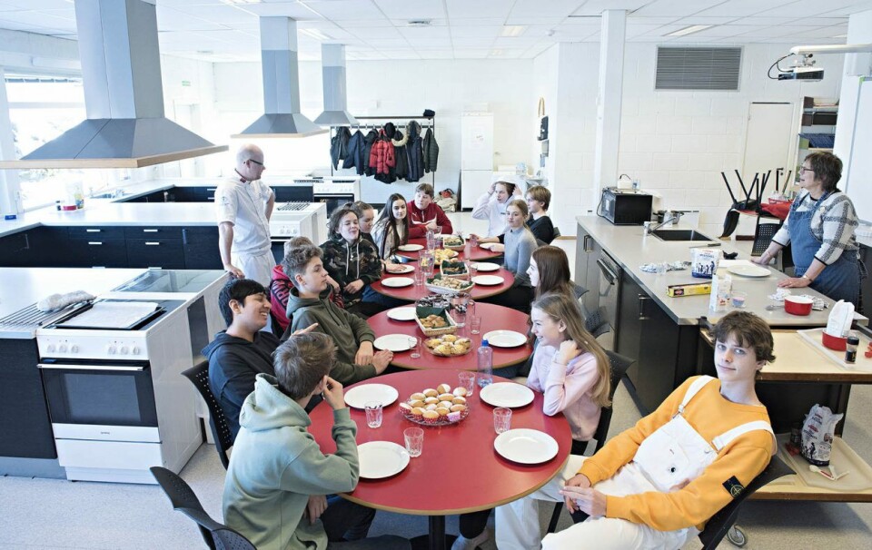 Eleven samles og spiser baksten de laget, varmt og rett fra ovnen. Eleven samles og spiser baksten de laget, varmt og rett fra ovnen.