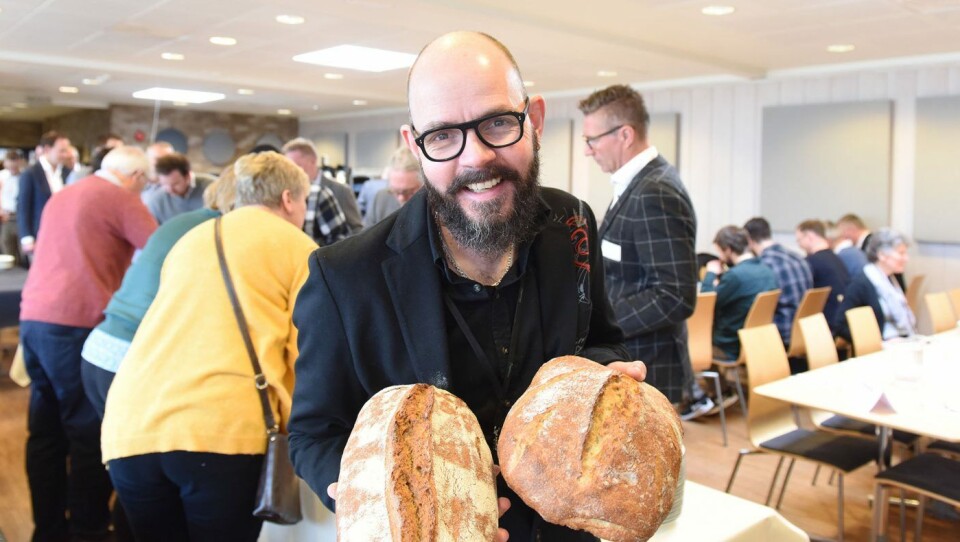 Nofima-baker André Løvaas hadde på Cerealfagdagen bakt brød av 100 % kjempedurum (til venstre) og brød av 100 % sammalt emmer for å vise at det er mulig å bruke gamle norske sorter. Samtidig lanserte han ideen om at bakerbransjen kanskje kan bruke litt i alt, i stedet for alt i litt.