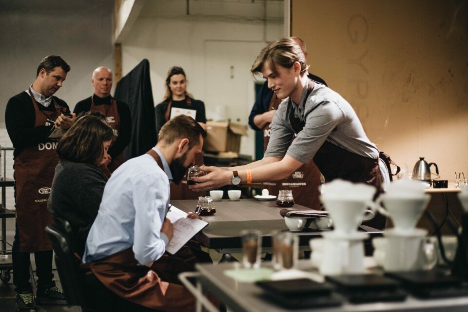Erlend Wessel-Berg (21) er en ung fysikkstudent fra Trondheim som jobber som barista hos Dromedar. Erlend Wessel-Berg (21) er en ung fysikkstudent fra Trondheim som jobber som barista hos Dromedar.